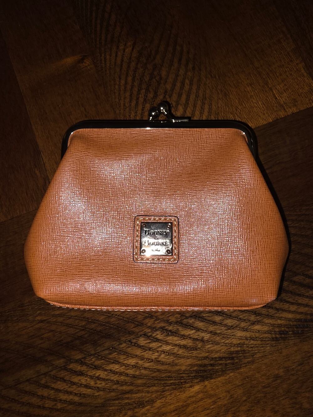 Dooney and Bourke kiss lock
